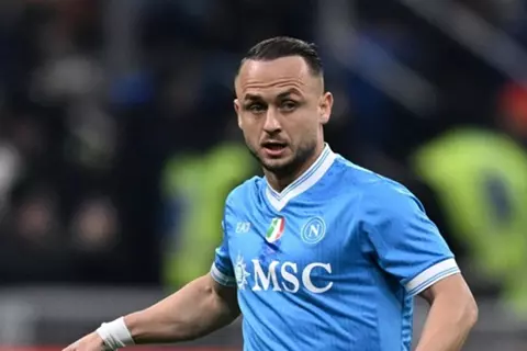 تصويبة لوبوتكا تقتنص فوزا ثمينا لنابولي أمام ساسولو في الدوري الإيطالي